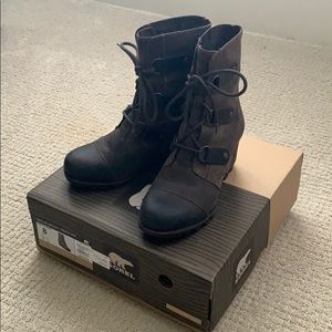 EUC Sorel Joan of Arctic Wedge Mid - Grill Size 8